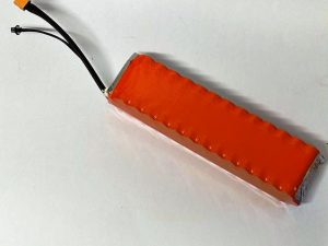 A bateria 7.8AH 48V LITHIUM tem eficiência e 700 ciclos, Personalizada 36v 7.8Ah, dimensões: (27cm x 6,9cm x 5,6cm), segura e com ótimo isolamento.